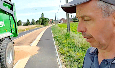 Catastrophe, une partie de la récolte tombe sur la route !