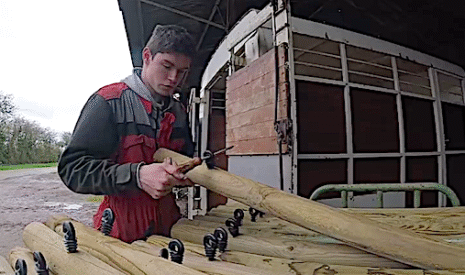 Pendant la pluie, on prépare les piquets