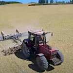 Vibroculteur et rouleaux préparent le sol pour le semis de colza