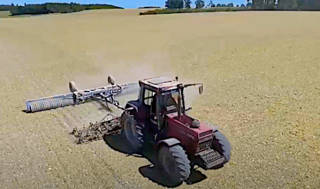 Vibroculteur et rouleaux préparent le sol pour le semis de colza
