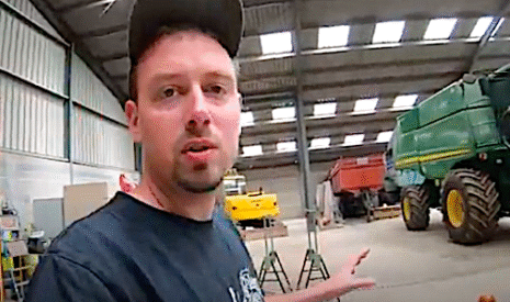 Avant les moissons, dans l’atelier pour préparer les matériels