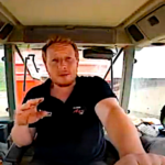 Prudence sur la route avec son engin agricole