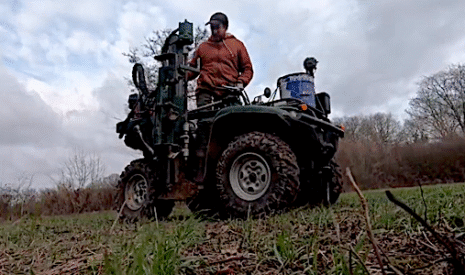 Un quad agricole avec une tarière pour sonder le sol