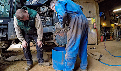 Petite panne sur le tracteur, grosse réparation