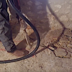 Isolation du réseau électrique de l’exploitation agricole à l’aide d’un marteau-piqueur