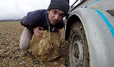 Le ramassage des grosses pierres