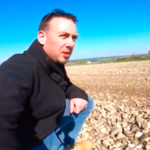 Ramassage de pierres XXL dans le champ agricole