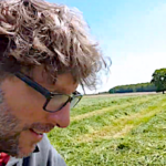 Récolte d’herbe et enrubannage en commun