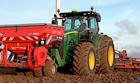 Semis de céréales en plaine de Beauce
