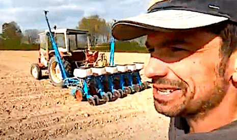 Semis de maïs pour un autre agriculteur