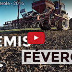 Tracteur et semoir en action pour la féverole