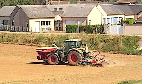 En Loire-Atlantique, des agriculteurs menacés alors qu’ils semaient du blé