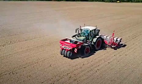 Semis de tournesol dans le Loiret avec le matériel de la Cuma