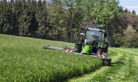 Lancée en 2017, la gamme de faucheuses frontales Slicer et d’andaineurs Former évolue.