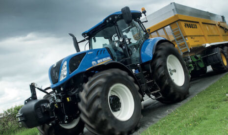 Tracteurs agricoles et remorques, plus de sécurité sur les routes avec New Holland