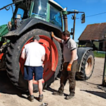 Avec le beau temps, l’heure est aux petites roues sur le tracteur