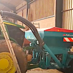 Comment j’installe une trémie frontale Sulky sur mon tracteur John Deere