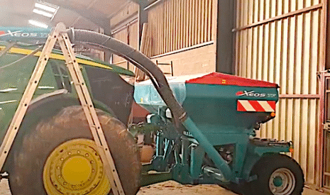 Comment j’installe une trémie frontale Sulky sur mon tracteur John Deere