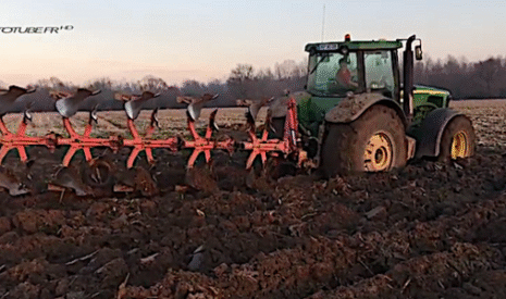 Insolite, le tracteur piégé dans la boue !