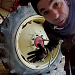 Réparation d’un pneu crevé sur le tracteur