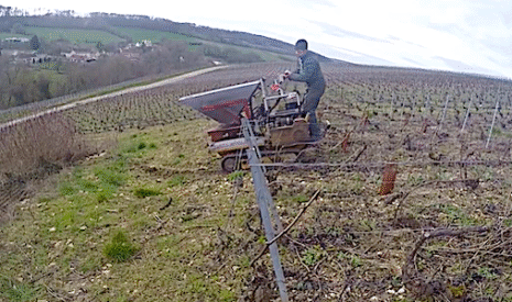 Un petit chenillard pour travailler des vignes en pente