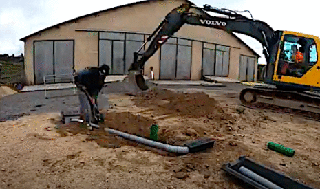 Travaux d’aménagement devant la bergerie