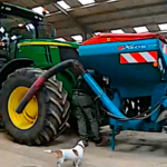 Avant le semis, installation de la trémie frontale et de la pieuvre sur le tracteur