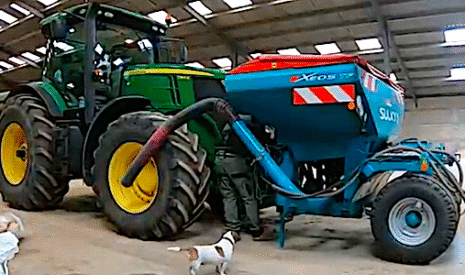 Avant le semis, installation de la trémie frontale et de la pieuvre sur le tracteur