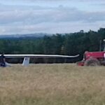 Insolite, ils moissonnent leur champ pour aider un ULM égaré à redécoller