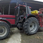 Rien de tel qu’un vieux tracteur pour le semis de féverole
