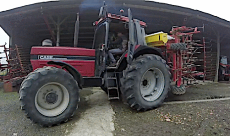 Rien de tel qu’un vieux tracteur pour le semis de féverole