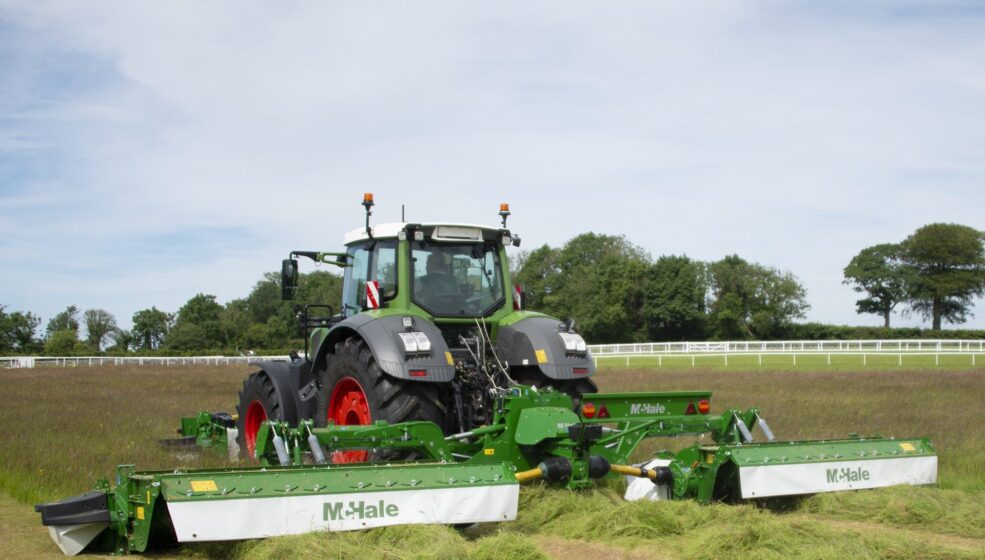 McHale complète son offre de faucheuses avec le combiné de fauche B9600 avec conditionneur.