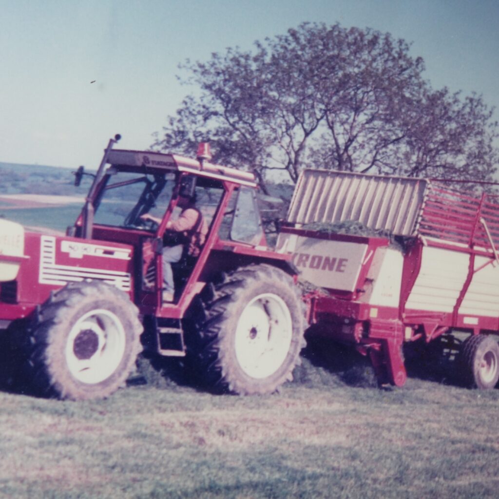 1987 : les débuts de Bernard Diss comme entrepreneur pour ses voisins éleveurs avec un tracteur Fiat 80-90 et une remorque autochargeuse. Si la fenaison ne fait plus partie des prestations de l’entreprise aujourd’hui, l’ensilage concerne 4 automotrices.