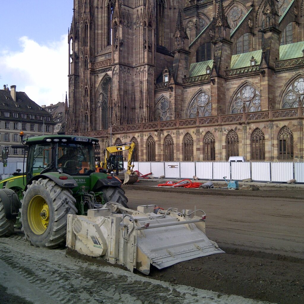 Un spécialiste du traitement de sol : l’ETA Diss utilise quatre malaxeurs Wirtgen appelés à intervenir loin de leurs bases, en sous-traitance sur des chantiers de toute taille, comme ici au pied de la cathédrale Notre-Dame de Strasbourg.