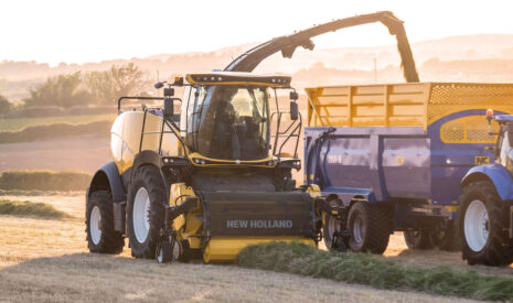 Le nouveau ramasseur d’herbe UltraFeed™ maximise les performances des ensileuses FR New Holland relookées