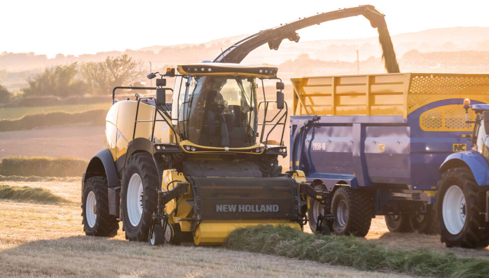 Le nouveau ramasseur d’herbe UltraFeed™ maximise les performances des ensileuses FR New Holland relookées