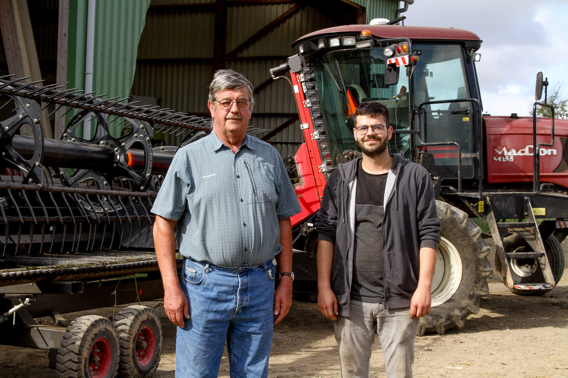 Depuis bientôt 60 ans, l’entreprise Suzanne père et fils (respectivement Pascal et Matthieu à gauche et à droite de la photo) accompagne les transitions agricoles de son territoire d’action.