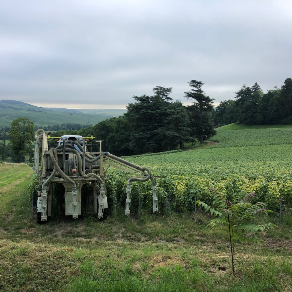 Le Champagne Château de Boursault a investi dans un pulvérisateur à jet porté pour optimiser l’apport de produits et ainsi éviter le gaspillage de solutions de biocontrôle