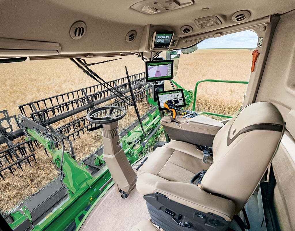 03 the new cab of the s7 combine with the g5plus commandcentertm and high definition corner post display