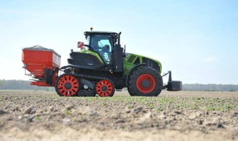 L&rsquo;AXION TERRA TRAC, une machine clé pour la fertilisation de printemps