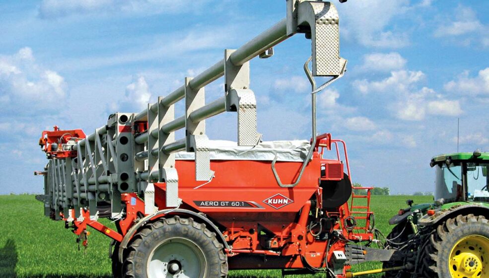 Semer les couverts avant moisson avec efficacité avec le distributeur d’engrais pneumatique AERO GT 60.1