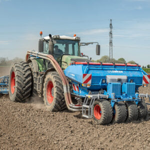 La trémie frontale Solitair F de LEMKEN est la base d'un combiné avantarrière efficace pour le semis.