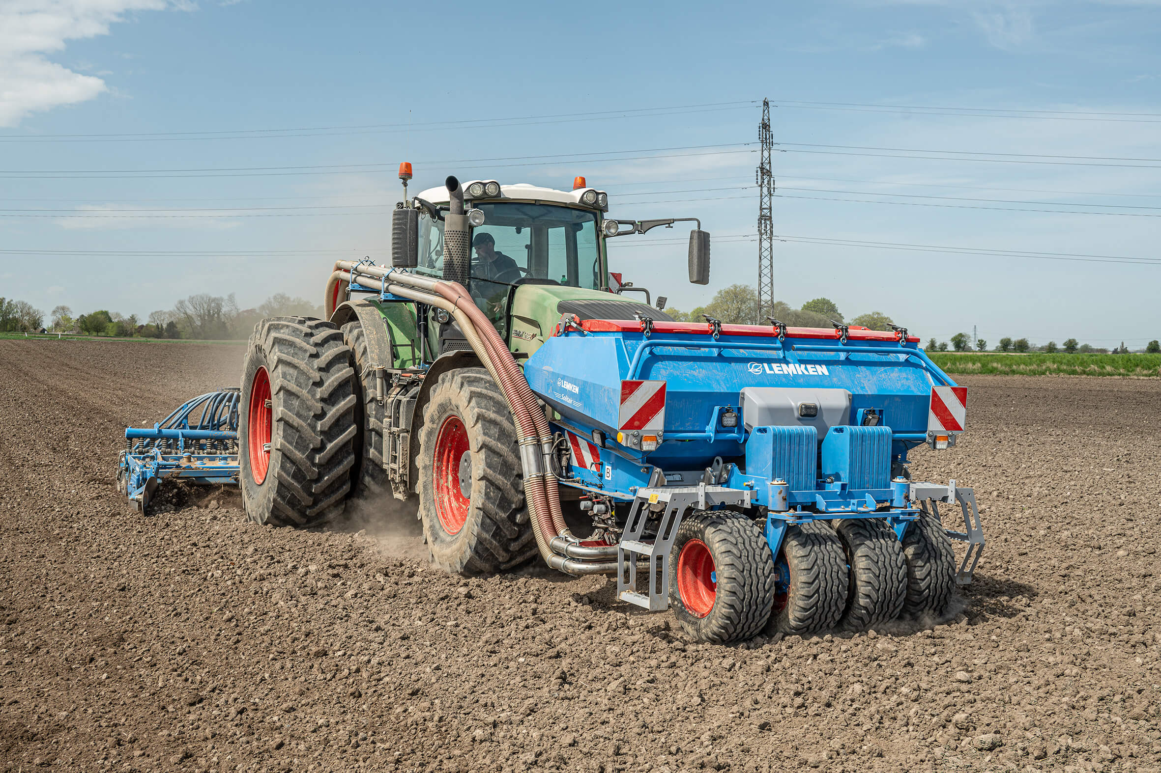 La trémie frontale Solitair F de LEMKEN est la base d'un combiné avantarrière efficace pour le semis.