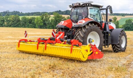 La gamme de herses rotatives repliables mi-lourdes de PÖTTINGER intègre un modèle de 6,0 m