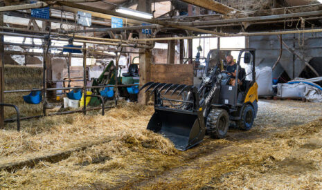 Les nouveaux valets de ferme MECALAC, multifonctions et ultra-compactes grâce au toit escamotable