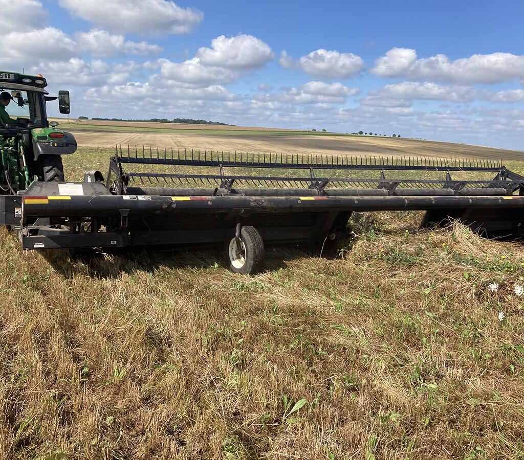 La barre de coupe avec tapis d'andainage a été revue pour s'adapter aux routes françaises © TL