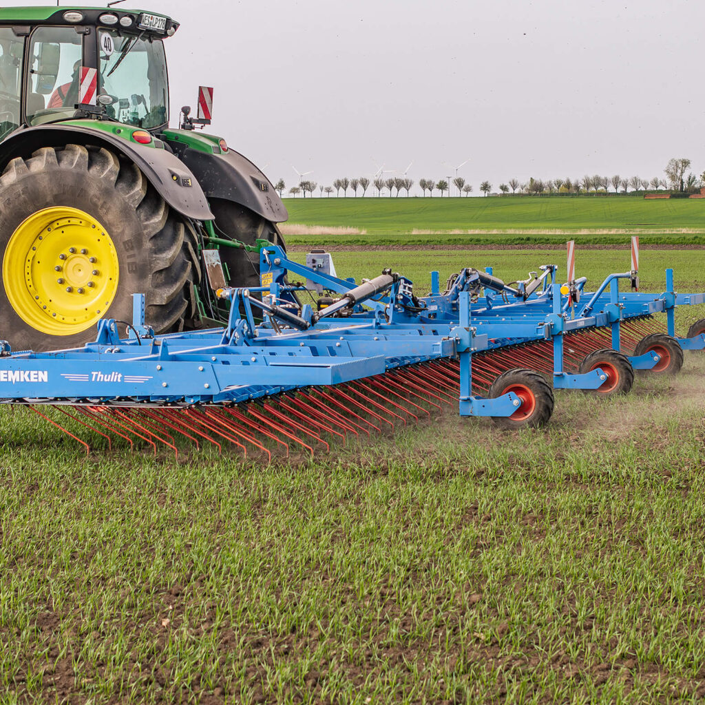 Jusqu’à 12,20 m de largeur de travail avec la nouvelle herse étrille Thulit de LEMKEN