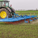Jusqu’à 12,20 m de largeur de travail avec la nouvelle herse étrille Thulit de LEMKEN