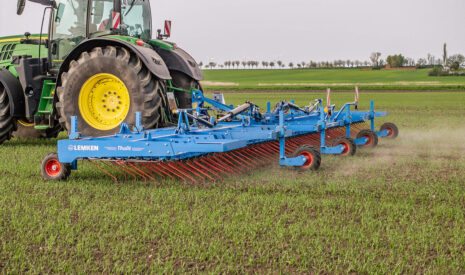 Jusqu’à 12,20 m de largeur de travail avec la nouvelle herse étrille Thulit de LEMKEN