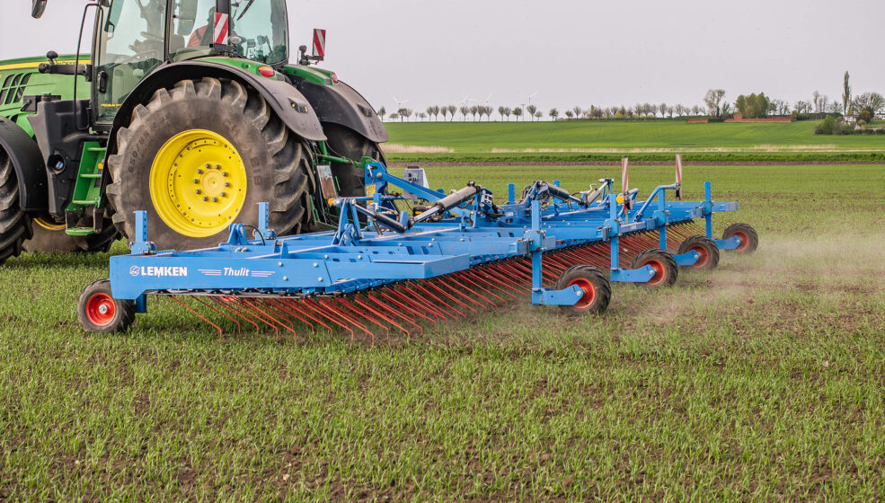 Jusqu’à 12,20 m de largeur de travail avec la nouvelle herse étrille Thulit de LEMKEN